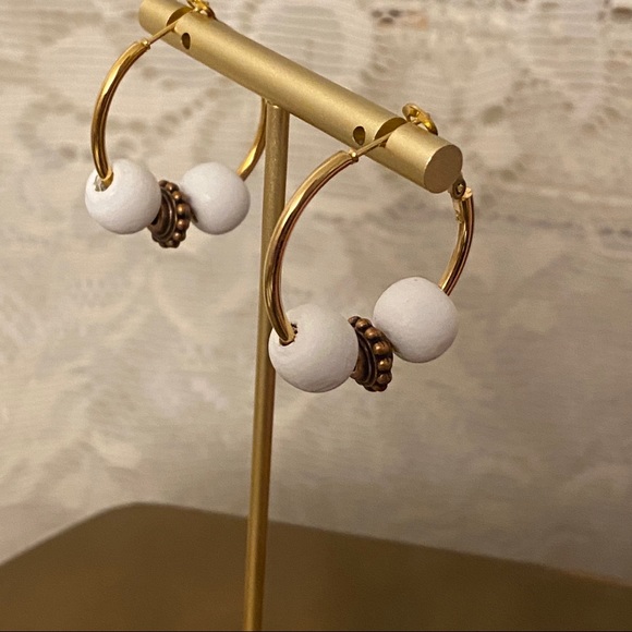 Anthropologie Gold Hoops Earrings Beads white - Picture 3 of 4